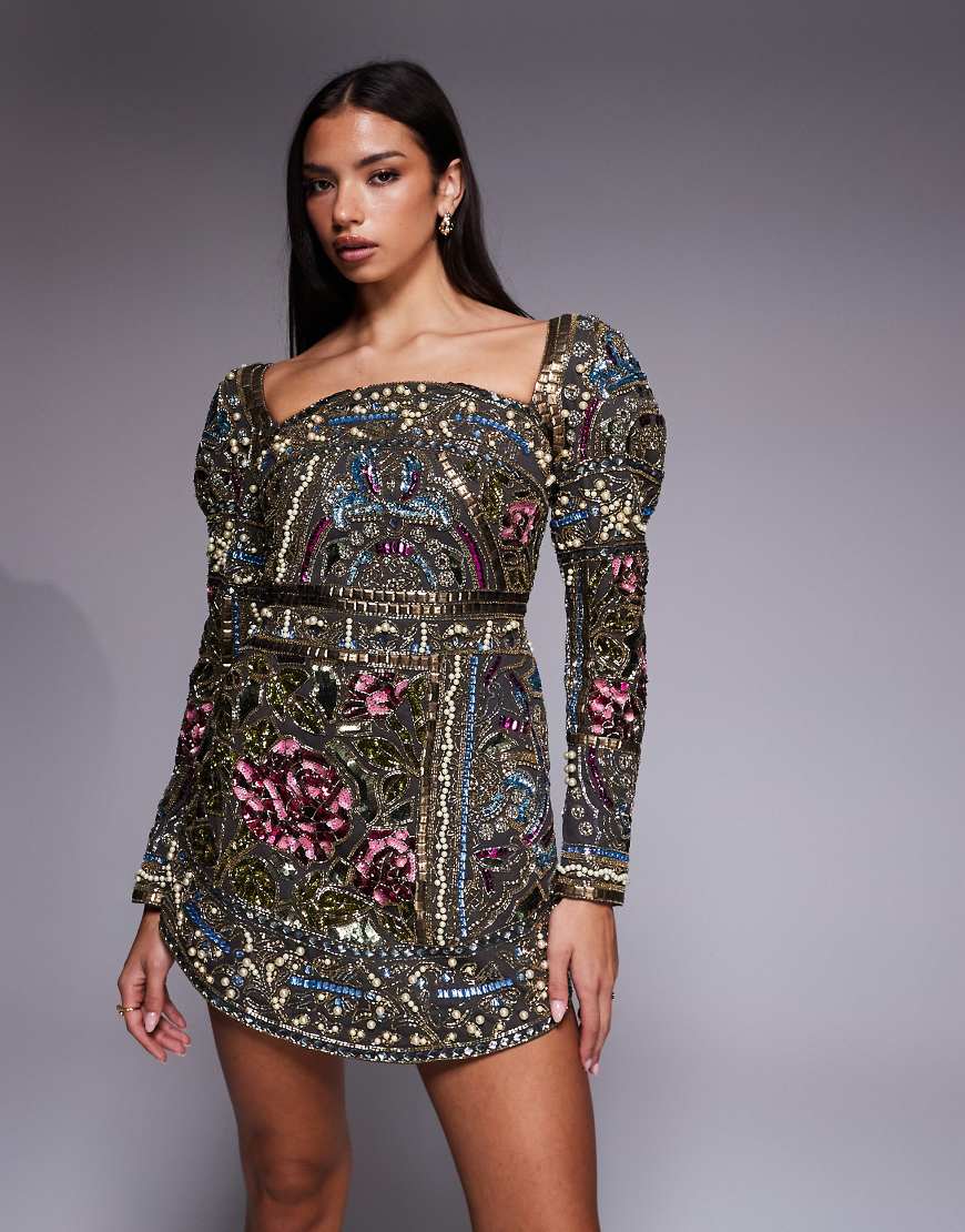 ASOS DESIGN - Verziertes, buntes Minikleid mit gewölbten Ärmeln und hohem, geschwungenem Ausschnitt ASOS DESIGN - Verziertes, buntes Minikleid mit gewölbten Ärmeln und hohem, geschwungenem Ausschnitt von ASOS DESIGN