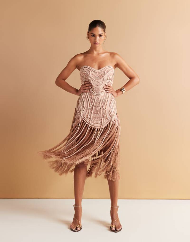 ASOS DESIGN - Verziertes, trägerloses Minikleid in Gold-Bronze mit Fransensaum-Goldfarben von ASOS DESIGN