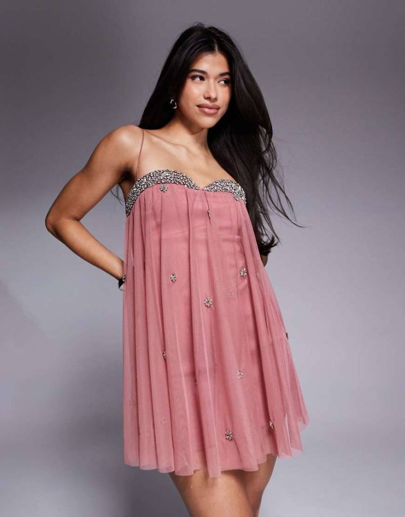 ASOS DESIGN - Verziertes Babydoll-Minikleid in Altrosa mit Netzstoff-Oberlage und wattiertem Dekolleté-Detail von ASOS DESIGN