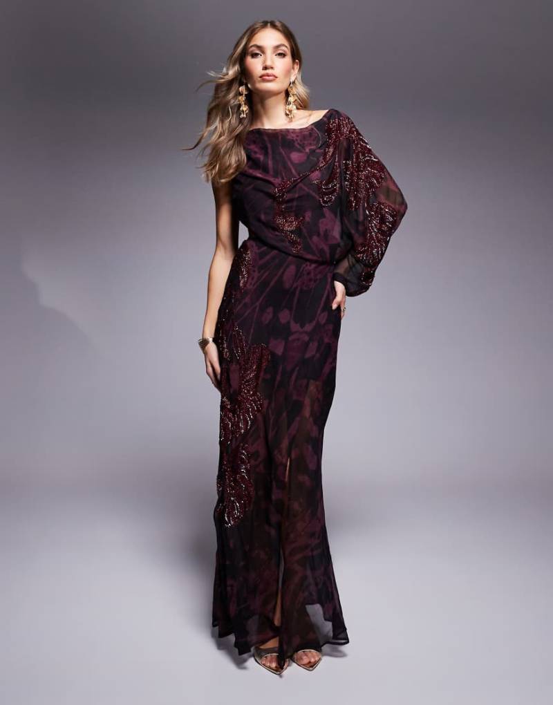ASOS DESIGN - Verziertes Maxikleid in Burgunderrot mit abstraktem Print und One-Shoulder-Träger-Blau von ASOS DESIGN
