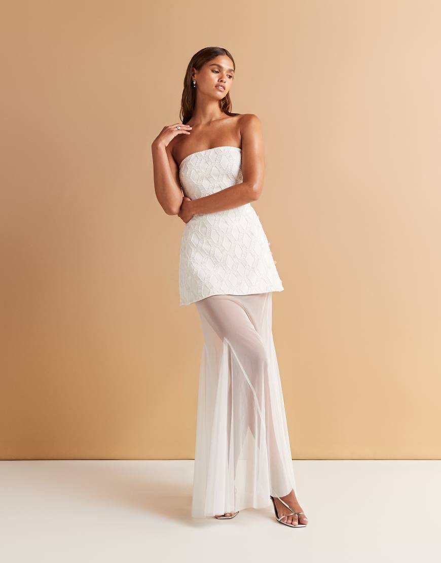 ASOS DESIGN - Verziertes Maxikleid in strukturiertem Weiß mit Durchbrucharbeit und transparentem, ausgestelltem Rock von ASOS DESIGN