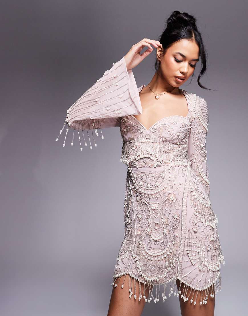 ASOS DESIGN - Verziertes Minikleid in Hellrosa mit ausgestellten Ärmeln und Bogenkante von ASOS DESIGN