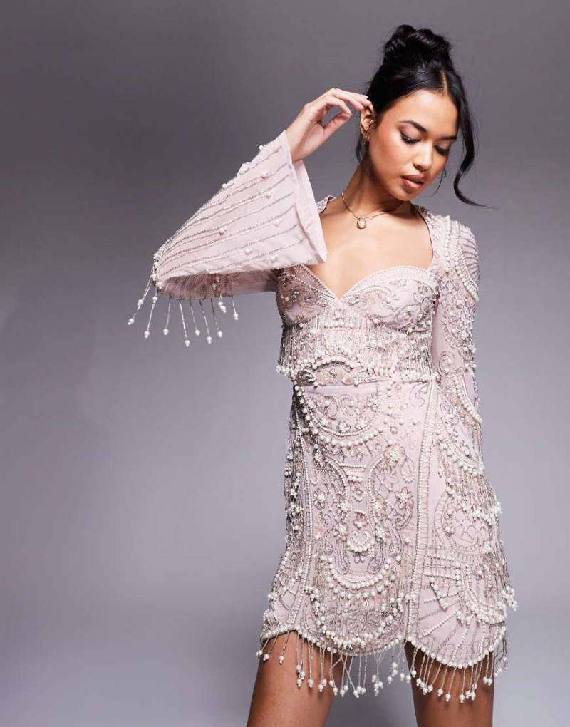 ASOS DESIGN - Verziertes Minikleid in Hellrosa mit ausgestellten Ärmeln und Bogenkante von ASOS DESIGN