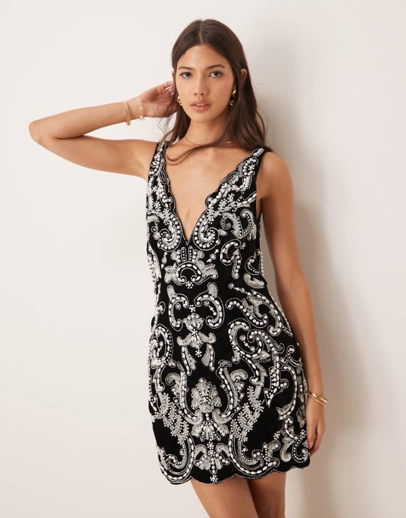 ASOS DESIGN - Verziertes Samt-Minikleid in Schwarz mit Rückenausschnitt von ASOS DESIGN