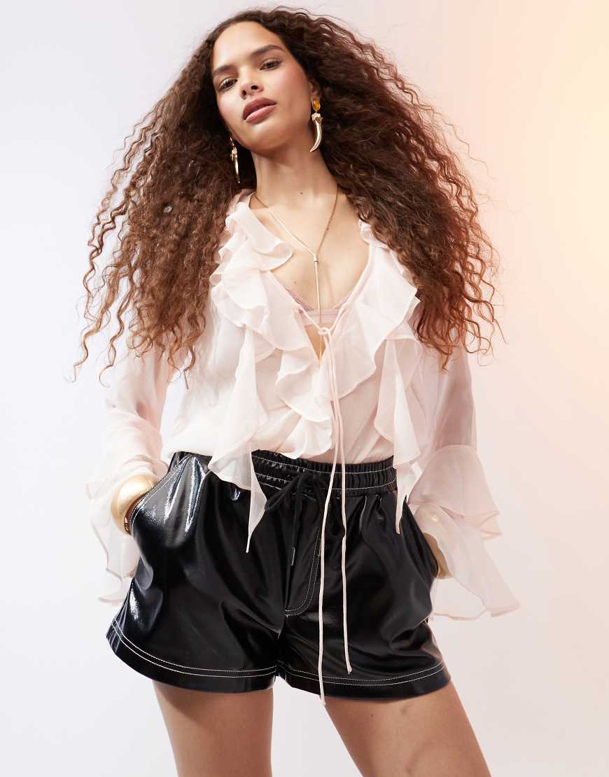 ASOS DESIGN - Vinyl-Shorts in Schwarz mit Kontrastnähten ASOS DESIGN - Vinyl-Shorts in Schwarz mit Kontrastnähten von ASOS DESIGN