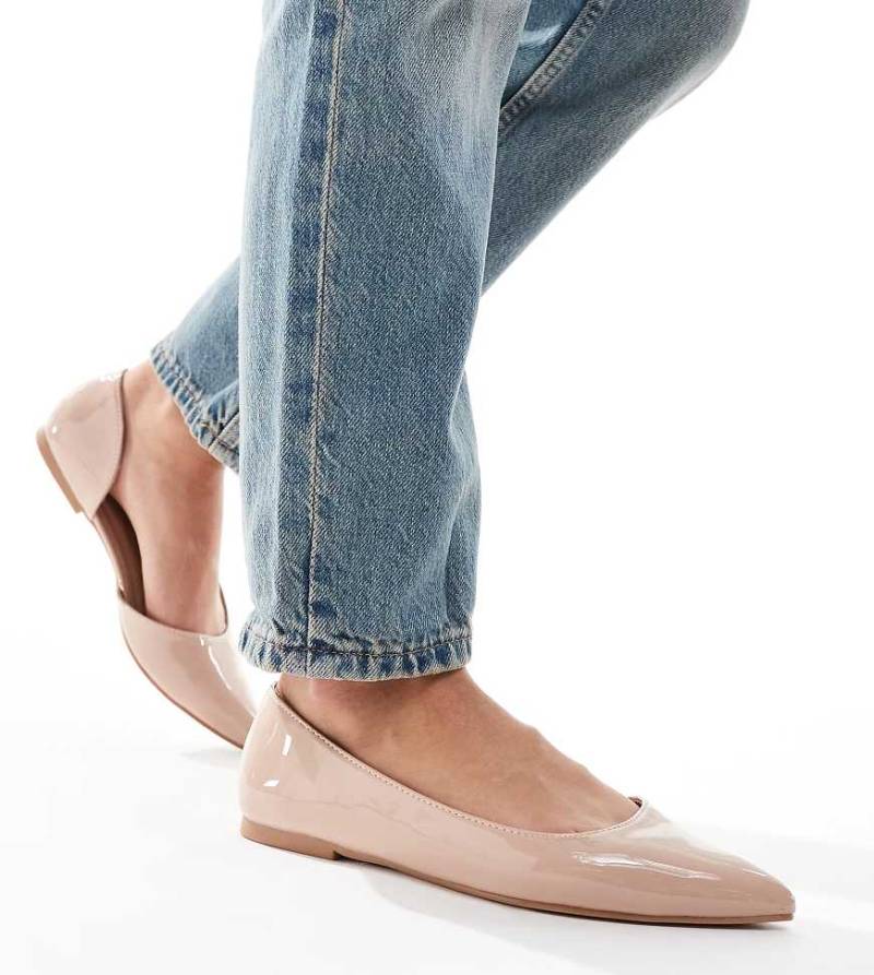 ASOS DESIGN - Virtue - Spitze D'Orsay-Ballerinas in beiger Lackoptik in weiter Passform-Neutral von ASOS DESIGN Wide Fit