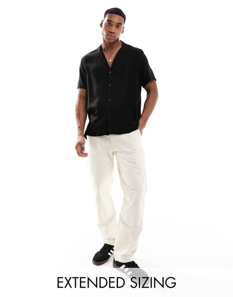ASOS DESIGN - Viskose-Hemd in Schwarz mit tiefem Reverskragen und lockerer Passform von ASOS DESIGN