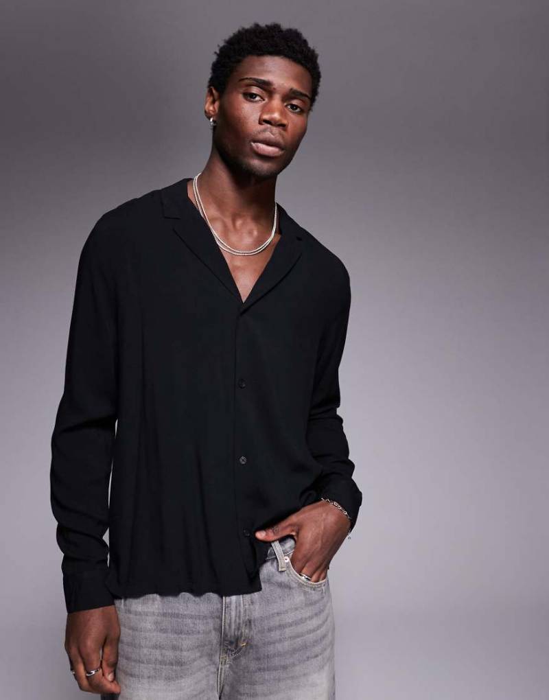 ASOS DESIGN - Viskose-Hemd in Schwarz mit tiefem Reverskragen von ASOS DESIGN