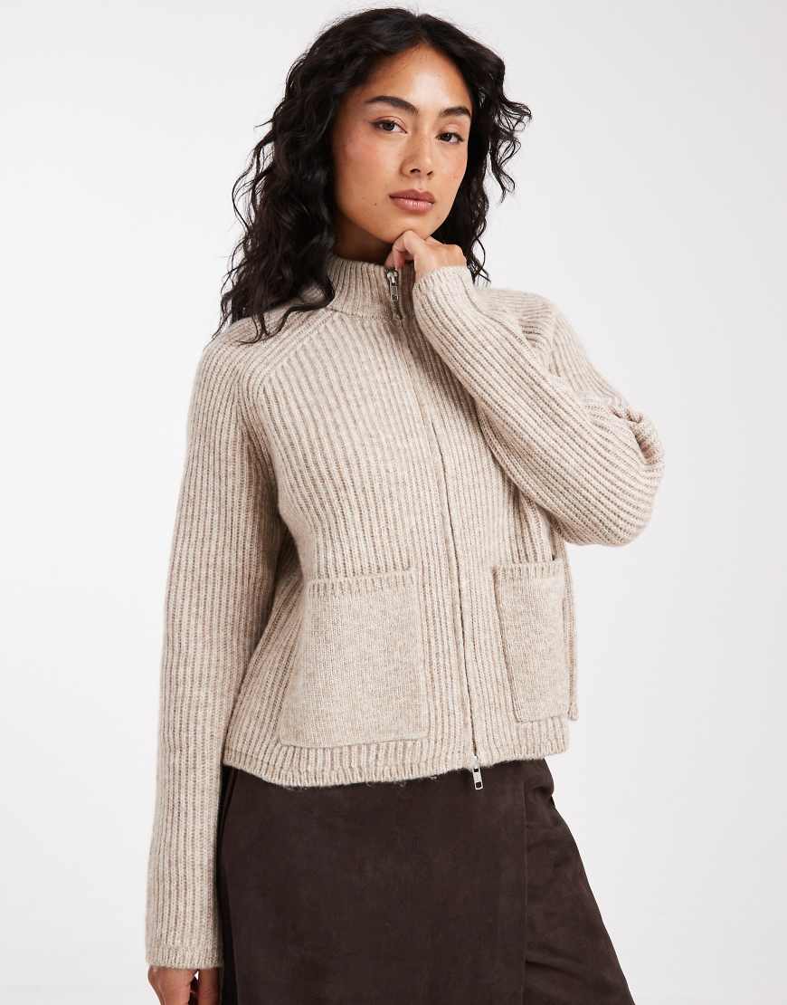 ASOS DESIGN - Vollpatent-Bomberjacke in Hellbeige aus Rippstrick mit Taschendetail-Neutral von ASOS DESIGN
