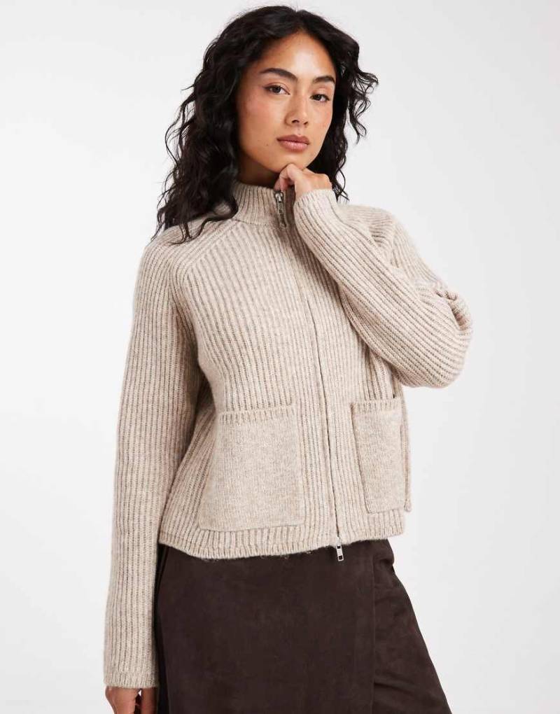 ASOS DESIGN - Vollpatent-Bomberjacke in Hellbeige aus Rippstrick mit Taschendetail-Neutral von ASOS DESIGN
