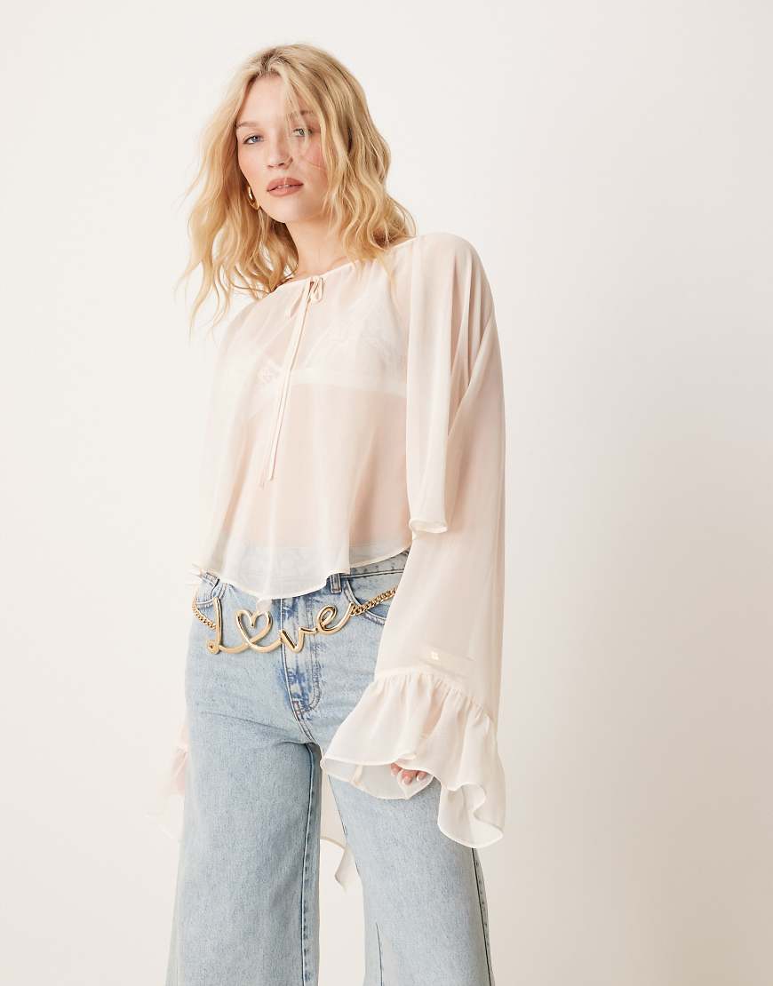 ASOS DESIGN - Voluminöse Bluse aus Chiffon in Creme mit Boho-Flair und Rüschen-Weiß von ASOS DESIGN