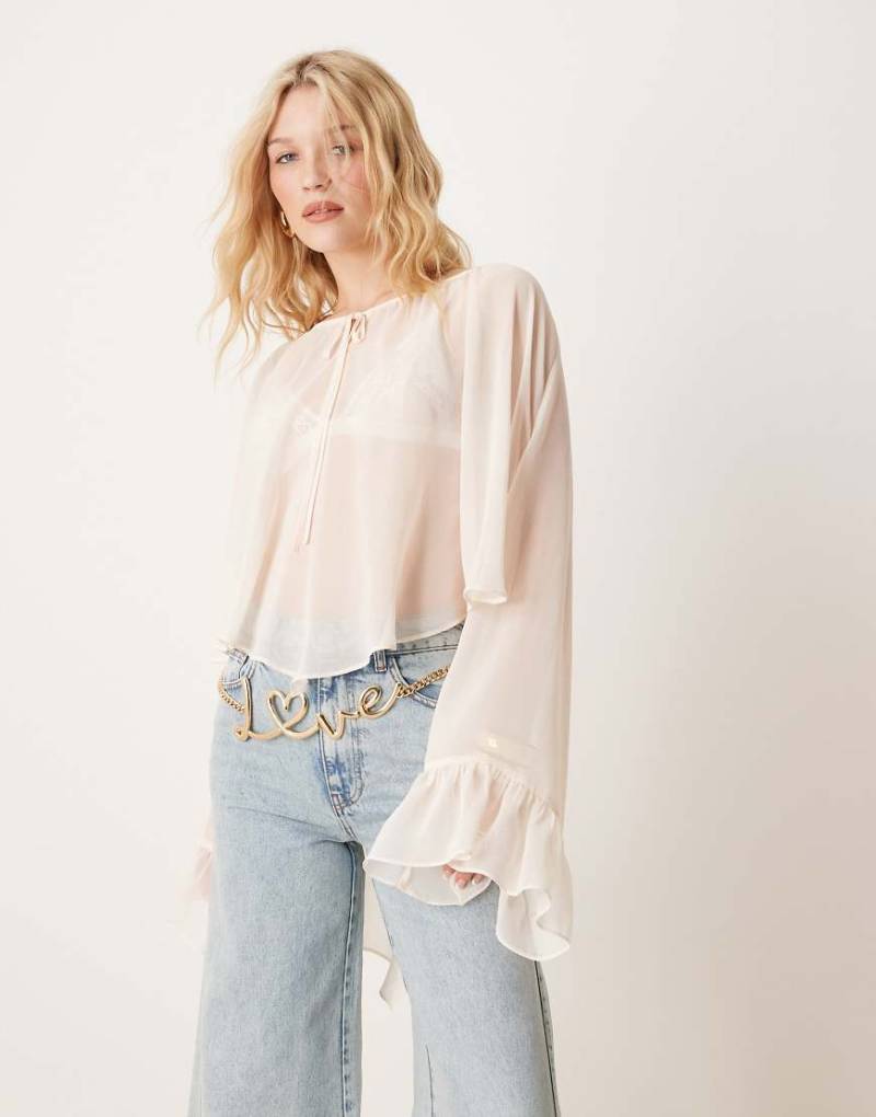 ASOS DESIGN - Voluminöse Bluse aus Chiffon in Creme mit Boho-Flair und Rüschen-Weiß von ASOS DESIGN