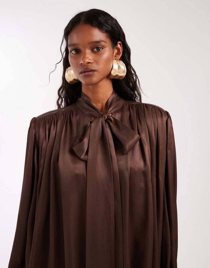 ASOS DESIGN - Voluminöse Bluse aus Satin in Schokobraun mit Schulterpolstern-Brown von ASOS DESIGN