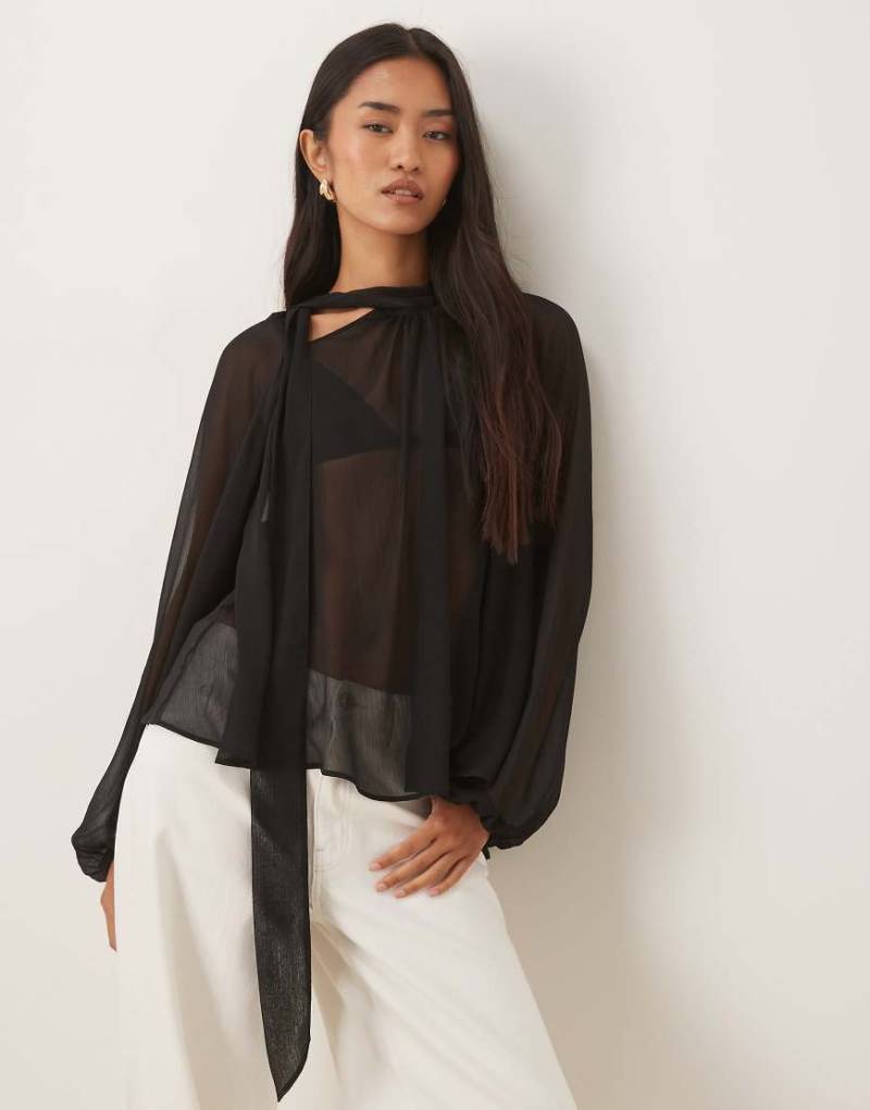 ASOS DESIGN - Voluminöse Bluse in Schwarz mit Bindeband am Ausschnitt und voluminösen Ärmeln von ASOS DESIGN