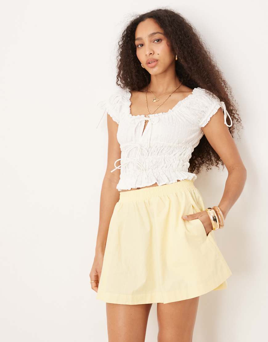 ASOS DESIGN - Voluminöser Minirock in Buttermilchgelb mit abgerundetem Saum ASOS DESIGN - Voluminöser Minirock in Buttermilchgelb mit abgerundetem Saum von ASOS DESIGN
