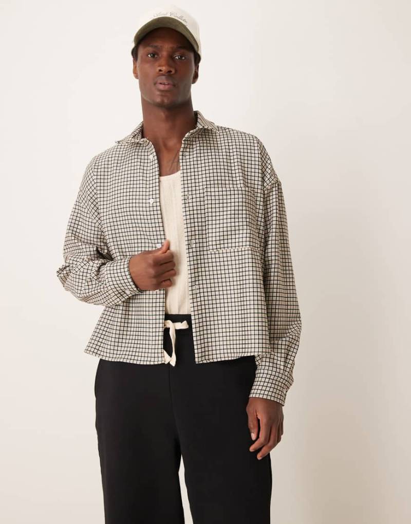 ASOS DESIGN - Voluminöses, kurz geschnittenes Oversize-Hemd mit Karomuster in neutralen Farben-Bunt von ASOS DESIGN