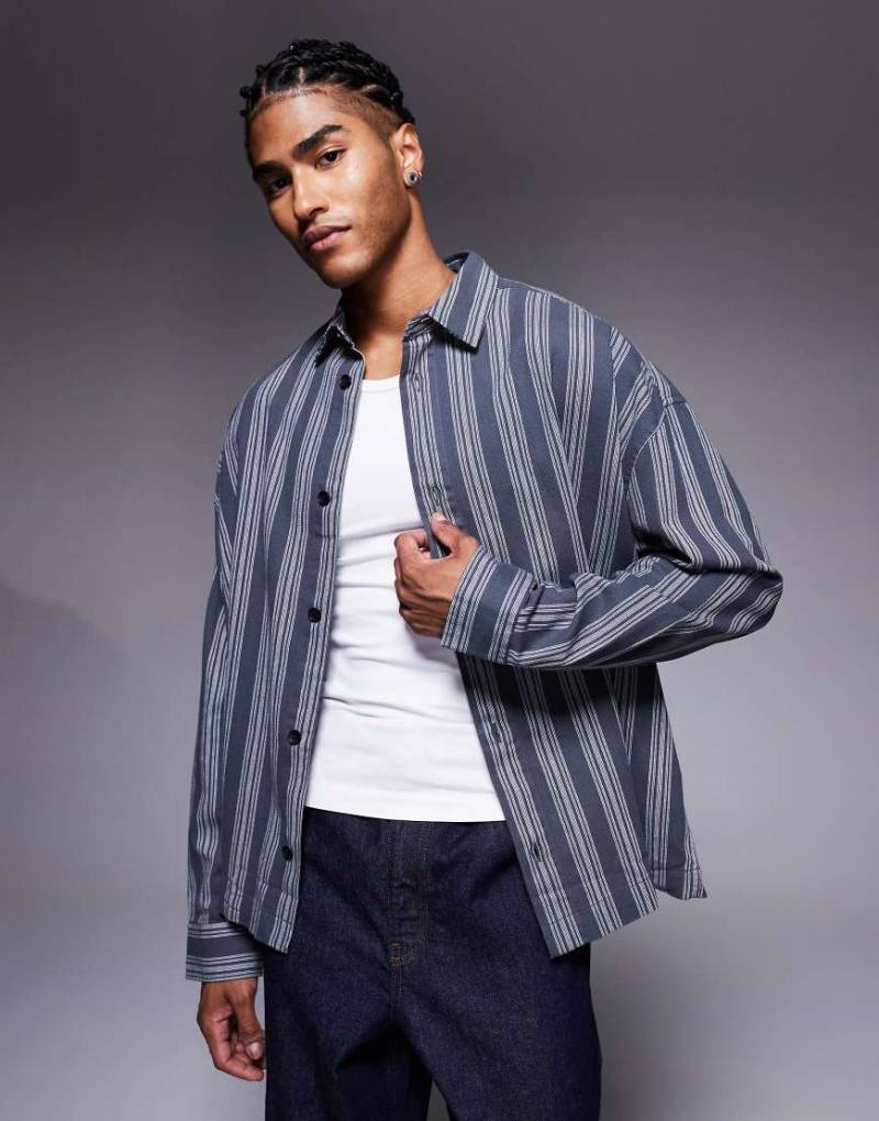 ASOS DESIGN - Voluminöses Oversize-Hemd in Anthrazit mit Streifen-Grau von ASOS DESIGN