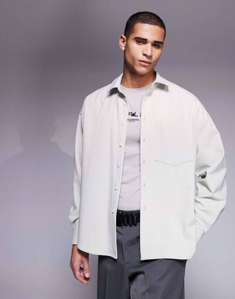 ASOS DESIGN - Voluminöses Oversize-Hemd in Creme mit abgestepptem Saum-Weiß von ASOS DESIGN