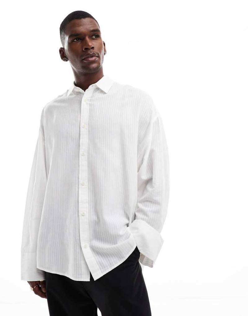 ASOS DESIGN - Voluminöses Oversize-Hemd in Weiß mit Streifen-Jacquard von ASOS DESIGN