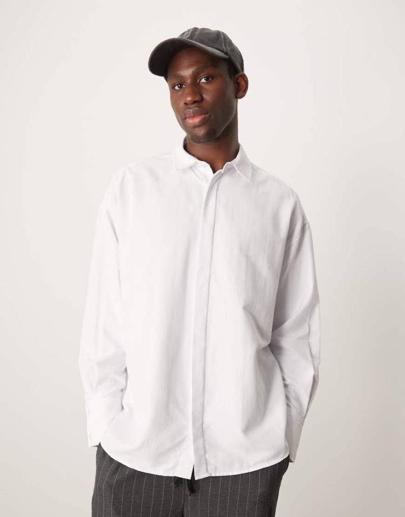 ASOS DESIGN - Voluminöses Oversize-Hemd in Weiß mit langen Ärmeln von ASOS DESIGN