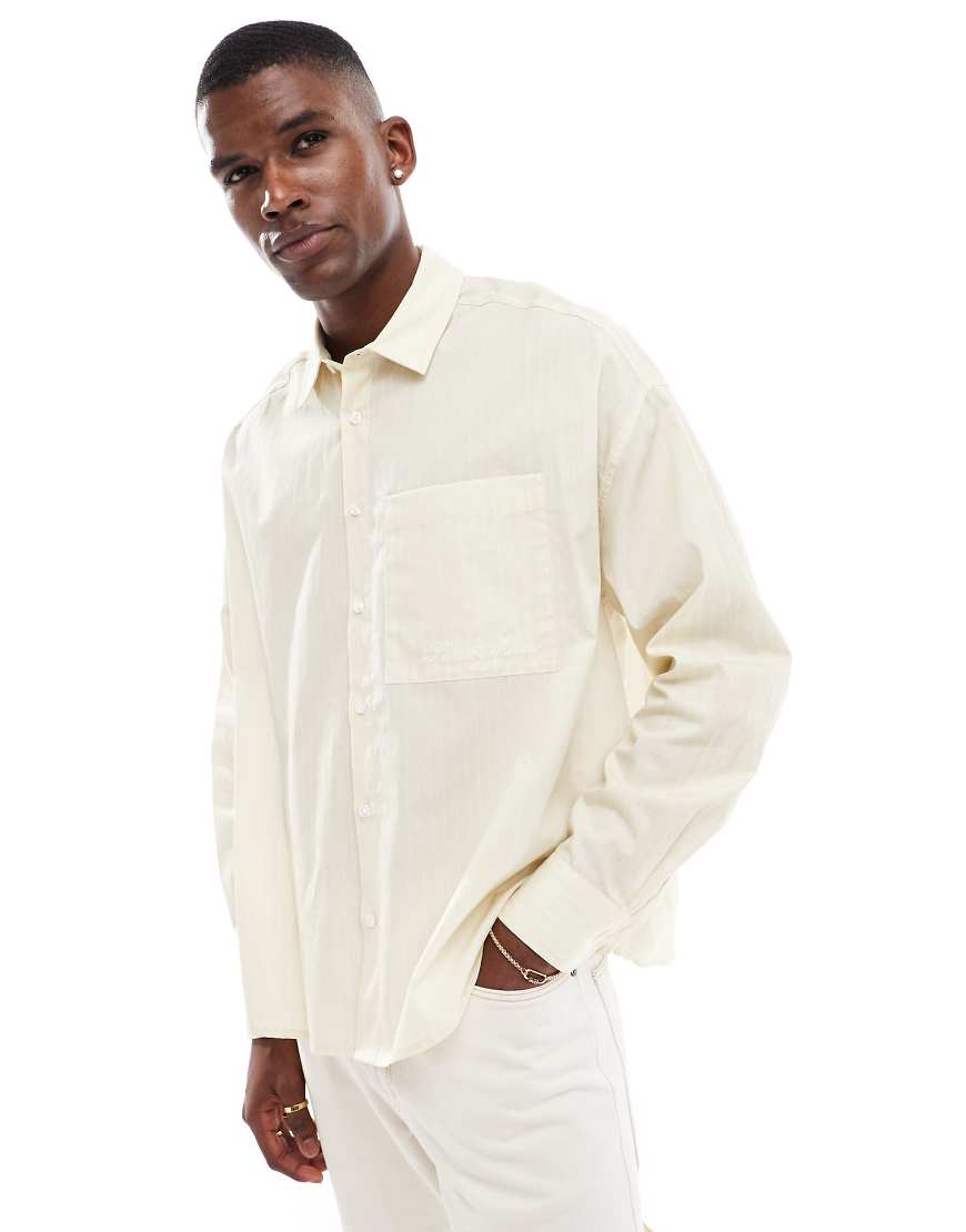 ASOS DESIGN - Voluminöses Oversize-Hemd in gebrochenem Weiß mit Streifen und Stickerei von ASOS DESIGN