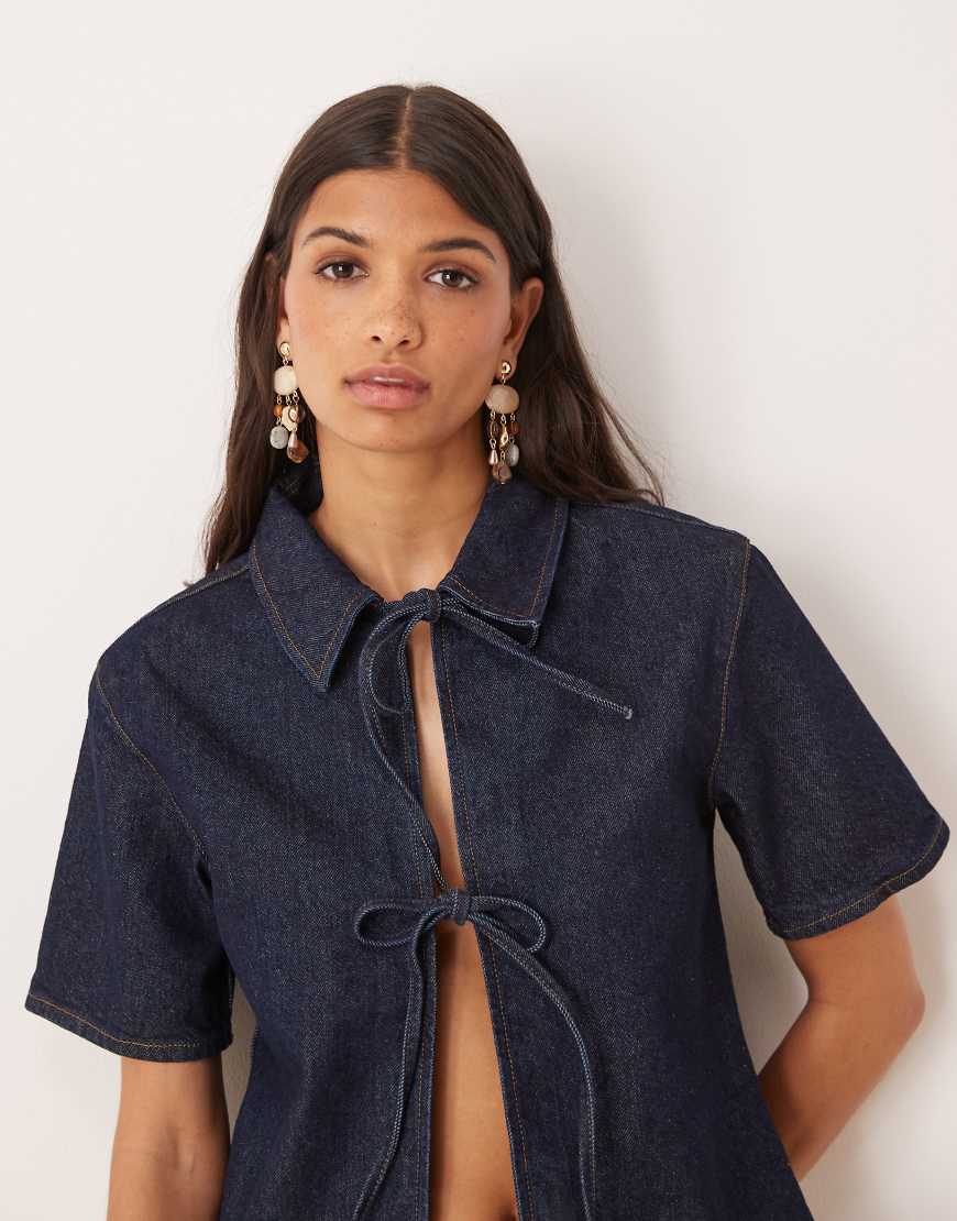 ASOS DESIGN - Vor gebundenes, kurzärmliges Jeans-Oberteil in Rinse-Waschung-Marineblau ASOS DESIGN - Vor gebundenes, kurzärmliges Jeans-Oberteil in Rinse-Waschung-Marineblau von ASOS DESIGN