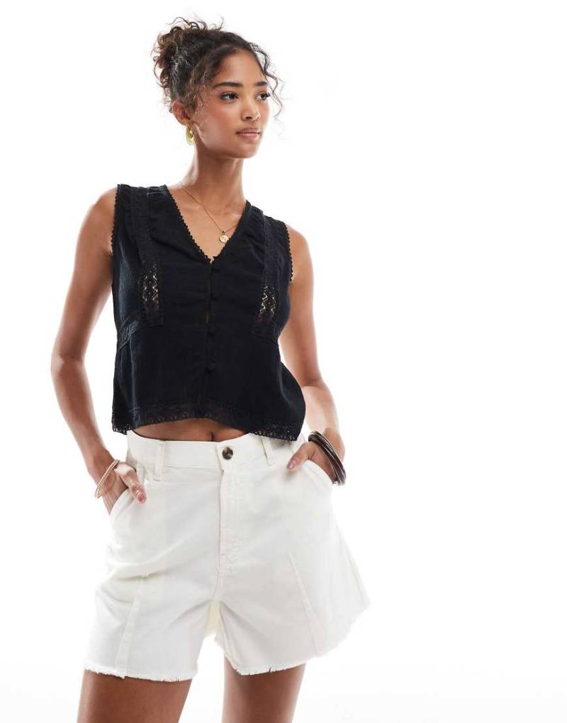 ASOS DESIGN - Vorgewaschene A-Linien-Shorts in Cremeweiß-Bunt von ASOS DESIGN