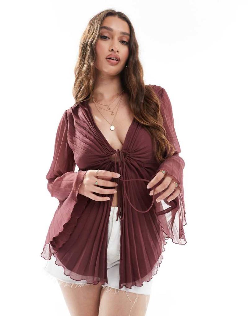 ASOS DESIGN - Vorne gebundene, plissierte Bluse in Dunkelrot von ASOS DESIGN