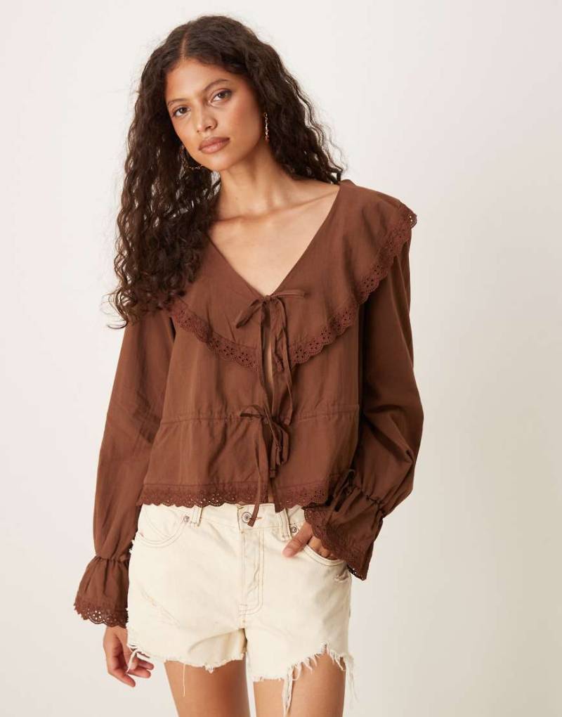 ASOS DESIGN - Vorne gebundene Boho-Bluse aus Baumwolle in Schokobraun mit Rüschen von ASOS DESIGN