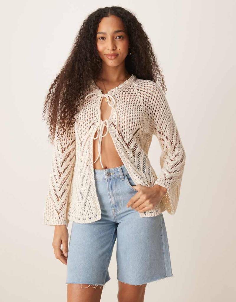 ASOS DESIGN - Vorne gebundene Häkel-Strickjacke in Ecru-Weiß von ASOS DESIGN