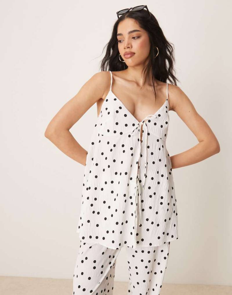 ASOS DESIGN - Vorne gebundene Longline-Camisole in Weiß mit strukturiertem Punktmuster von ASOS DESIGN