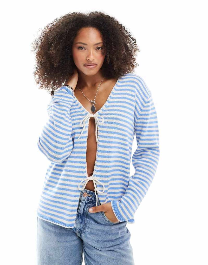 ASOS DESIGN - Vorne gebundene Oversize-Strickjacke mit V-Ausschnitt und blauen Streifen-Bunt von ASOS DESIGN