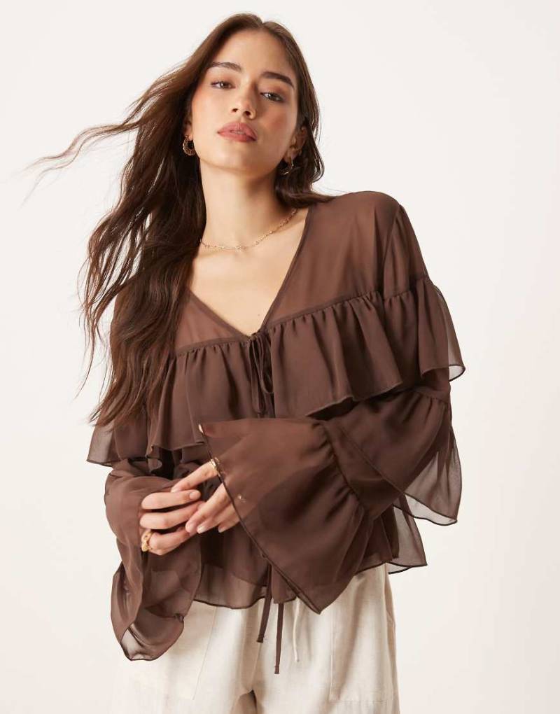 ASOS DESIGN - Vorne gebundene Rüschenbluse aus Chiffon in Schokobraun von ASOS DESIGN