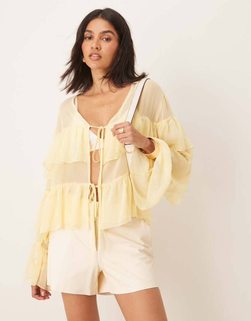 ASOS DESIGN - Vorne gebundene Rüschenbluse aus Chiffon in sanftem Gelb von ASOS DESIGN