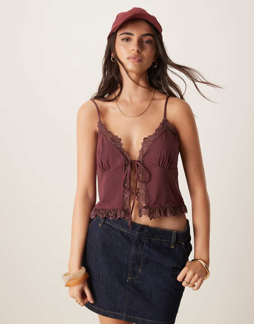 ASOS DESIGN - Vorne gebundenes, geschmeidiges Oberteil in Beerenrot mit Spitzenborte-Lila von ASOS DESIGN