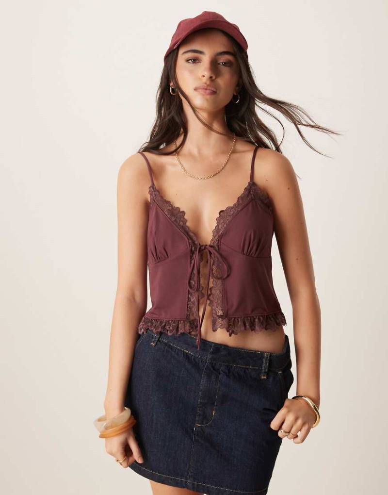 ASOS DESIGN - Vorne gebundenes, geschmeidiges Oberteil in Beerenrot mit Spitzenborte-Lila von ASOS DESIGN