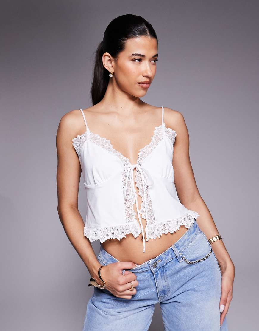 ASOS DESIGN - Vorne gebundenes, geschmeidiges Oberteil in Weiß mit Spitzenborte von ASOS DESIGN