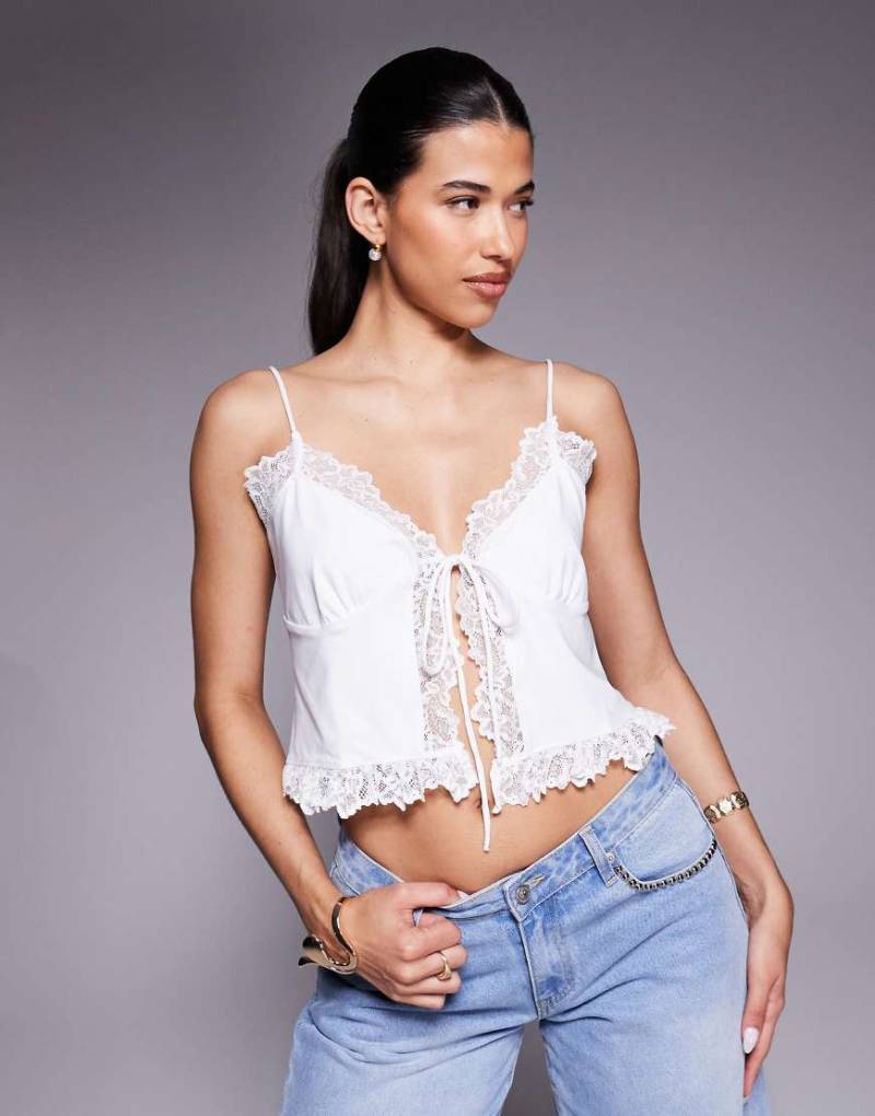 ASOS DESIGN - Vorne gebundenes, geschmeidiges Oberteil in Weiß mit Spitzenborte von ASOS DESIGN