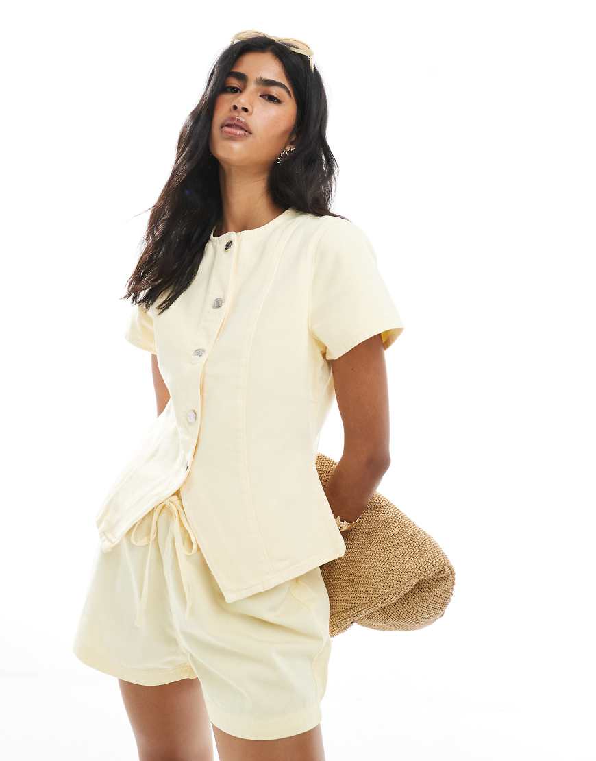 ASOS DESIGN - Vorne gebundenes, kurzärmliges Jeansoberteil in Gelb von ASOS DESIGN
