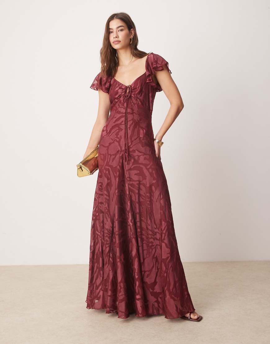 ASOS DESIGN - Vorne gebundenes Maxikleid in Burgunderrot mit Ausbrennermuster und Flügelärmeln von ASOS DESIGN