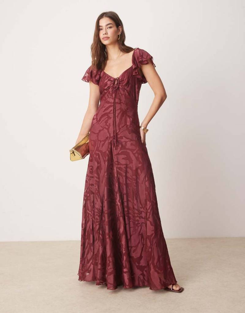 ASOS DESIGN - Vorne gebundenes Maxikleid in Burgunderrot mit Ausbrennermuster und Flügelärmeln von ASOS DESIGN