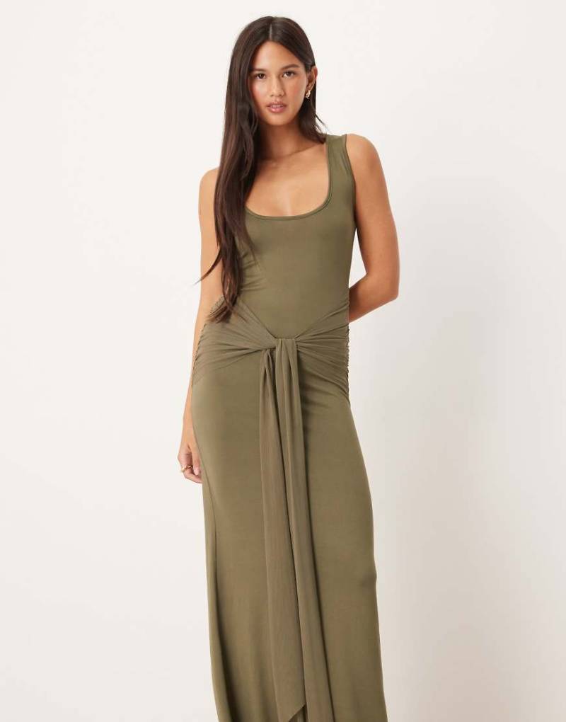 ASOS DESIGN - Vorne gebundenes Maxikleid in Khaki mit U-Ausschnitt-Grün von ASOS DESIGN