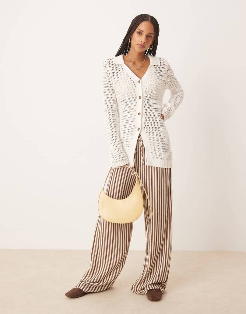 ASOS DESIGN - Vorne geschlitzte Strickjacke aus durchbrochenem Strick in Creme-Weiß von ASOS DESIGN