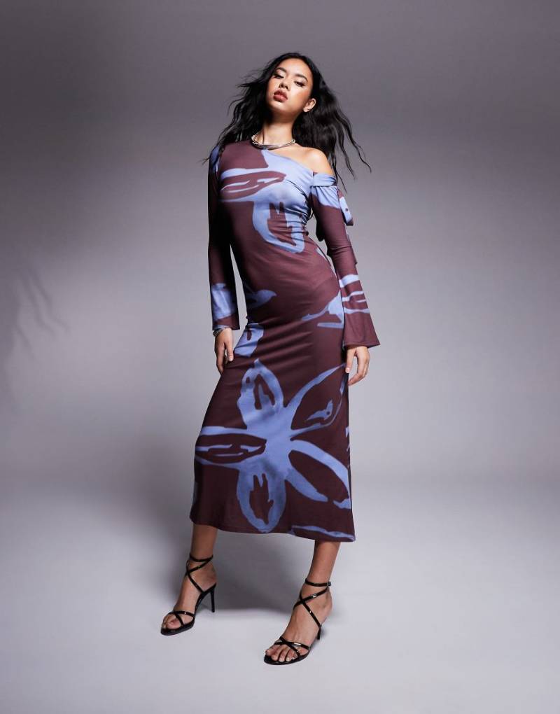 ASOS DESIGN - Wadenlanges Kleid mit verwischtem Blumenmuster und abfallender Schulterpartie mit Bindeband-Bunt von ASOS DESIGN