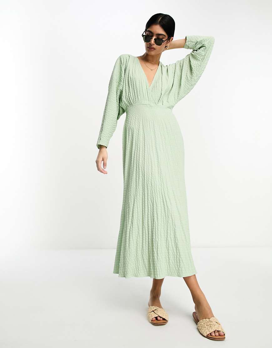 ASOS DESIGN - Wadenlanges Seersucker-Kleid in Salbeigrün mit Fledermausärmeln und gewickelter Vorderseite ASOS DESIGN - Wadenlanges Seersucker-Kleid in Salbeigrün mit Fledermausärmeln und gewickelter Vorderseite von ASOS DESIGN