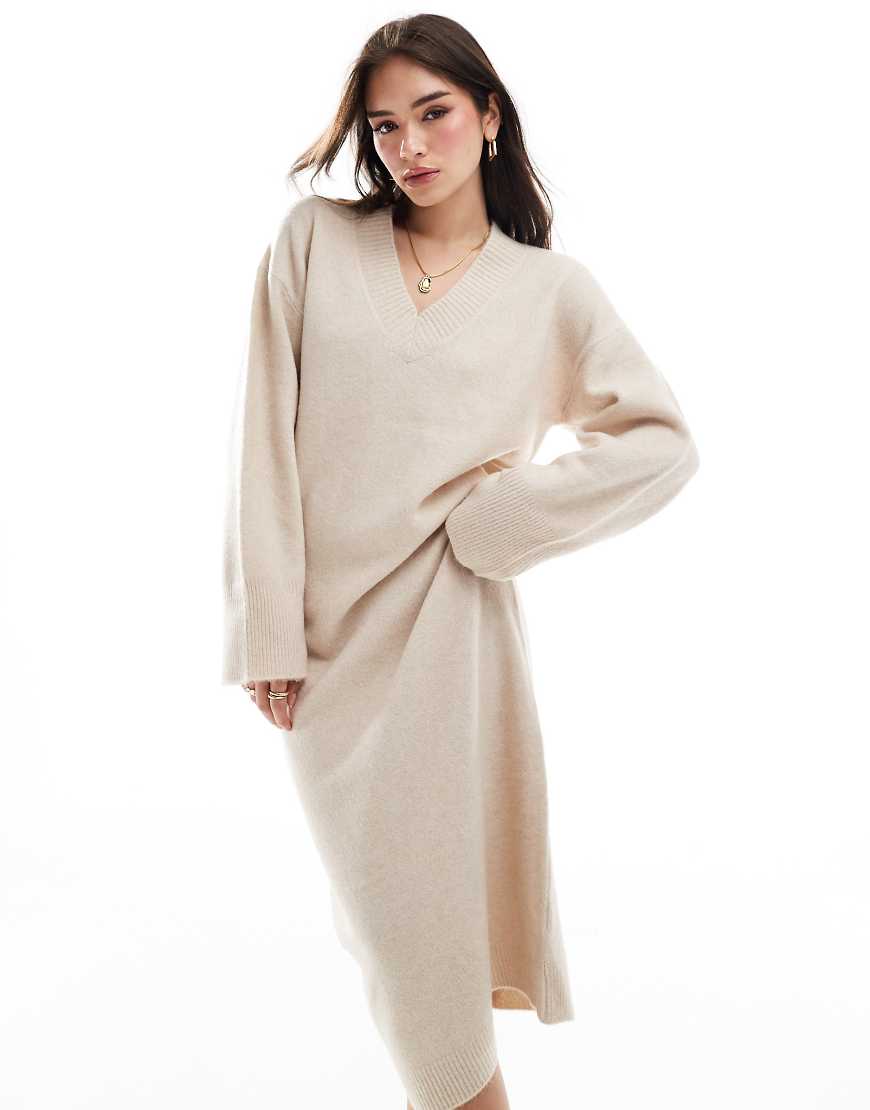ASOS DESIGN - Wadenlanges Strickkleid in Hellbeige mit V-Ausschnitt-Neutral von ASOS DESIGN