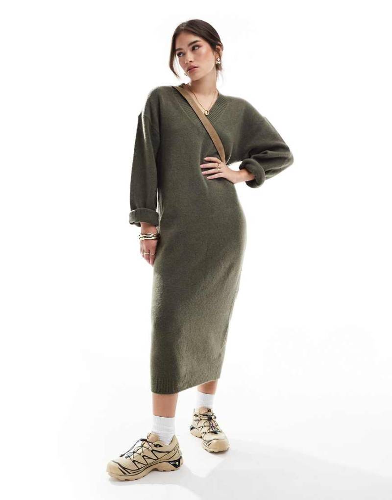 ASOS DESIGN - Wadenlanges Strickkleid in Khaki mit V-Ausschnitt-Grün von ASOS DESIGN