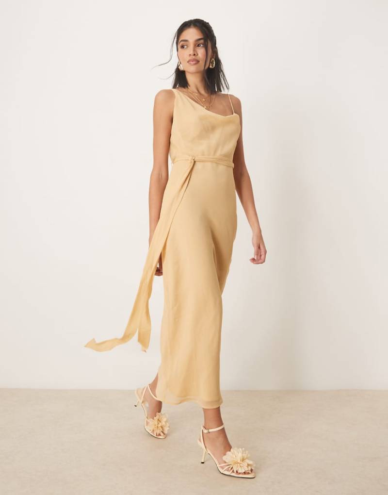 ASOS DESIGN - Wadenlanges Trägerkleid in Sandbeige mit asymmetrischem Wasserfallausschnitt und Bindedetail an der Hüfte-Braun von ASOS DESIGN