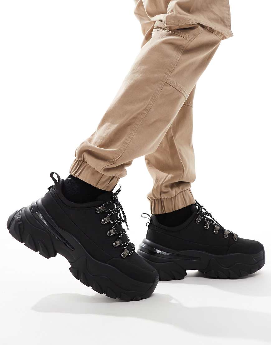 ASOS DESIGN - Wander-Sneaker in Schwarz mit dicker Sohle von ASOS DESIGN