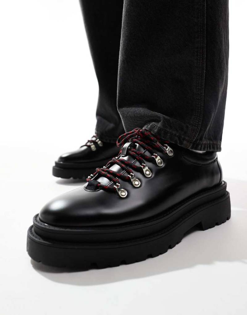 ASOS DESIGN - Wanderschuhe in Schwarz mit dicker Sohle und kontrastierenden Schnürsenkeln von ASOS DESIGN